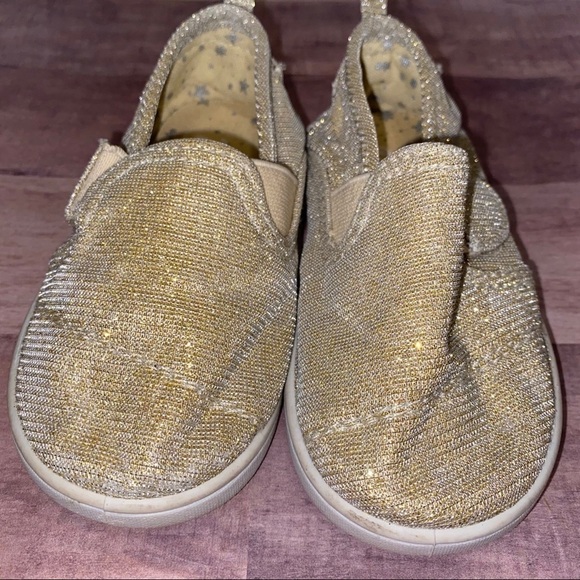Austin Trading Co Gold Sparkle Shoes 6 - Picture 2 of 6